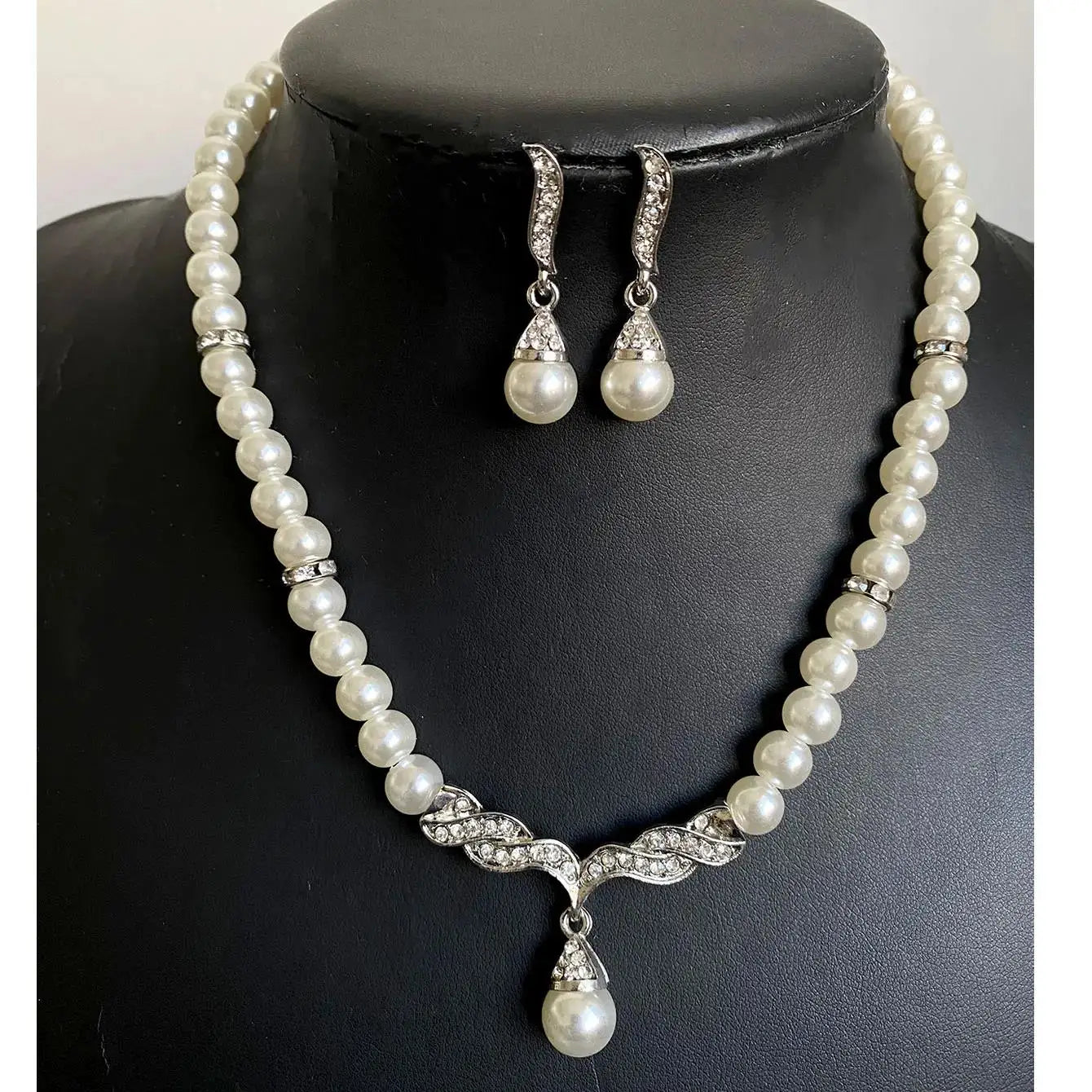 Pearl Jewelry Set:               Bracelet, Necklace, Earrings